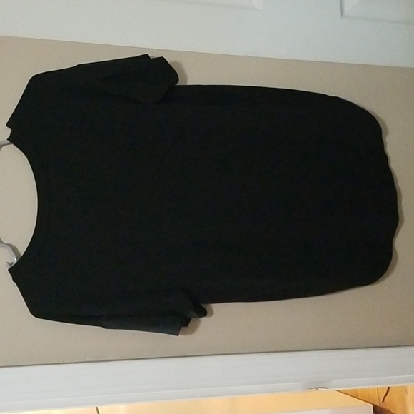 ⭐5/$20⭐ v neck tee - Picture 4 of 5